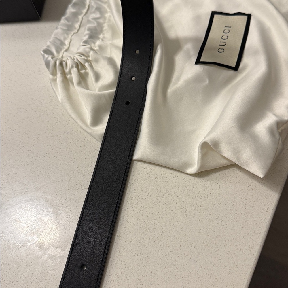 Gucci Black Leather Belt with Gold Emblem - Picture 7 of 11